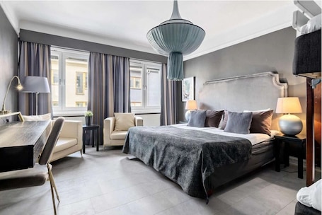 Ropa de cama de alta calidad, decoración personalizada y escritorio . Centric Hotel