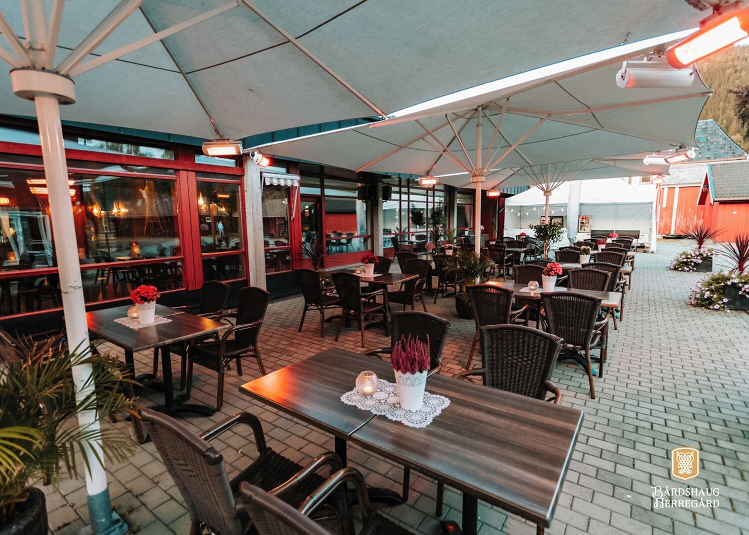 lunch and dinner served, local cuisine