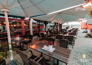 Se sirven almuerzos y cenas, cocina local