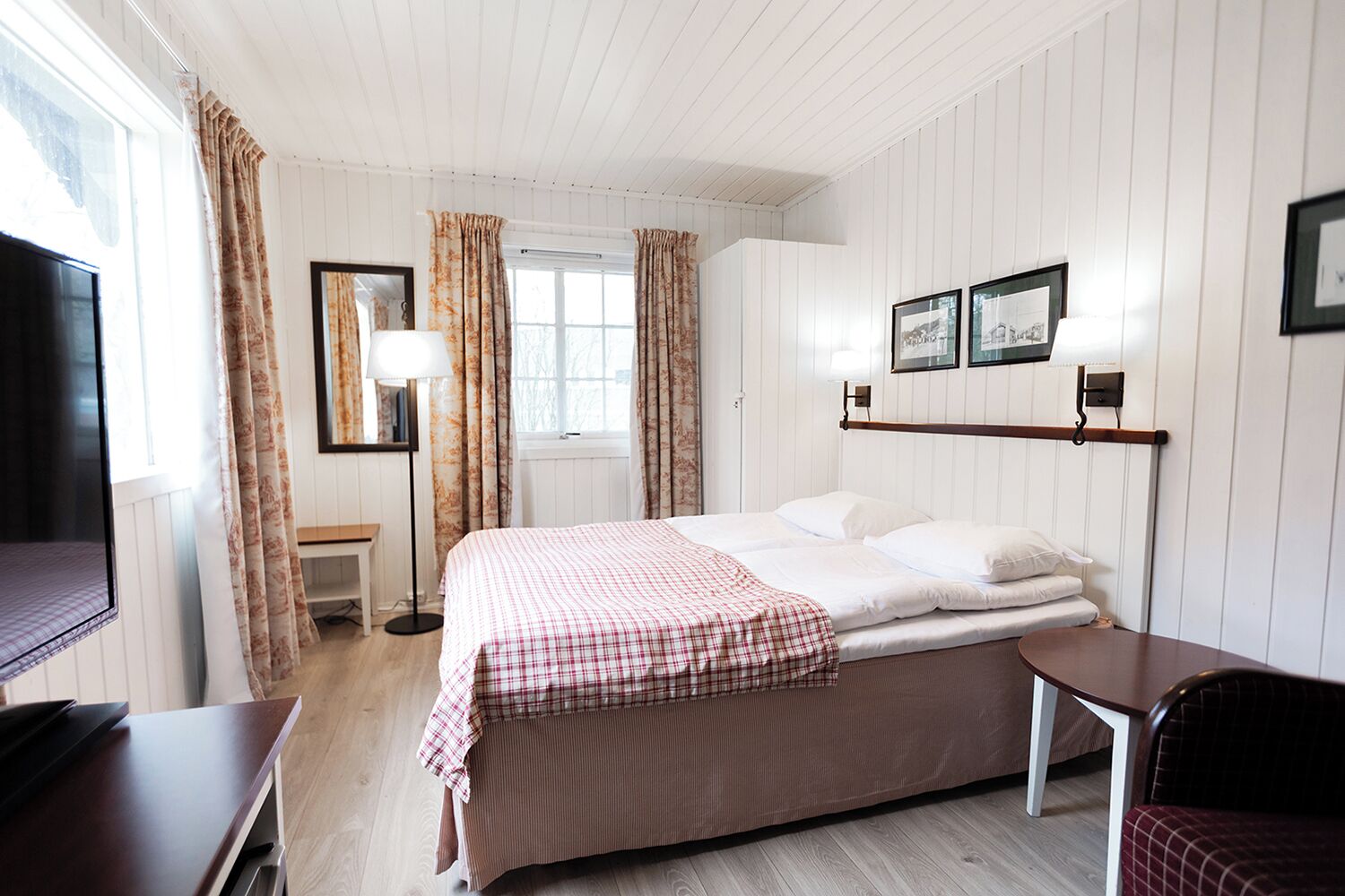 desk, free wifi, bed sheets