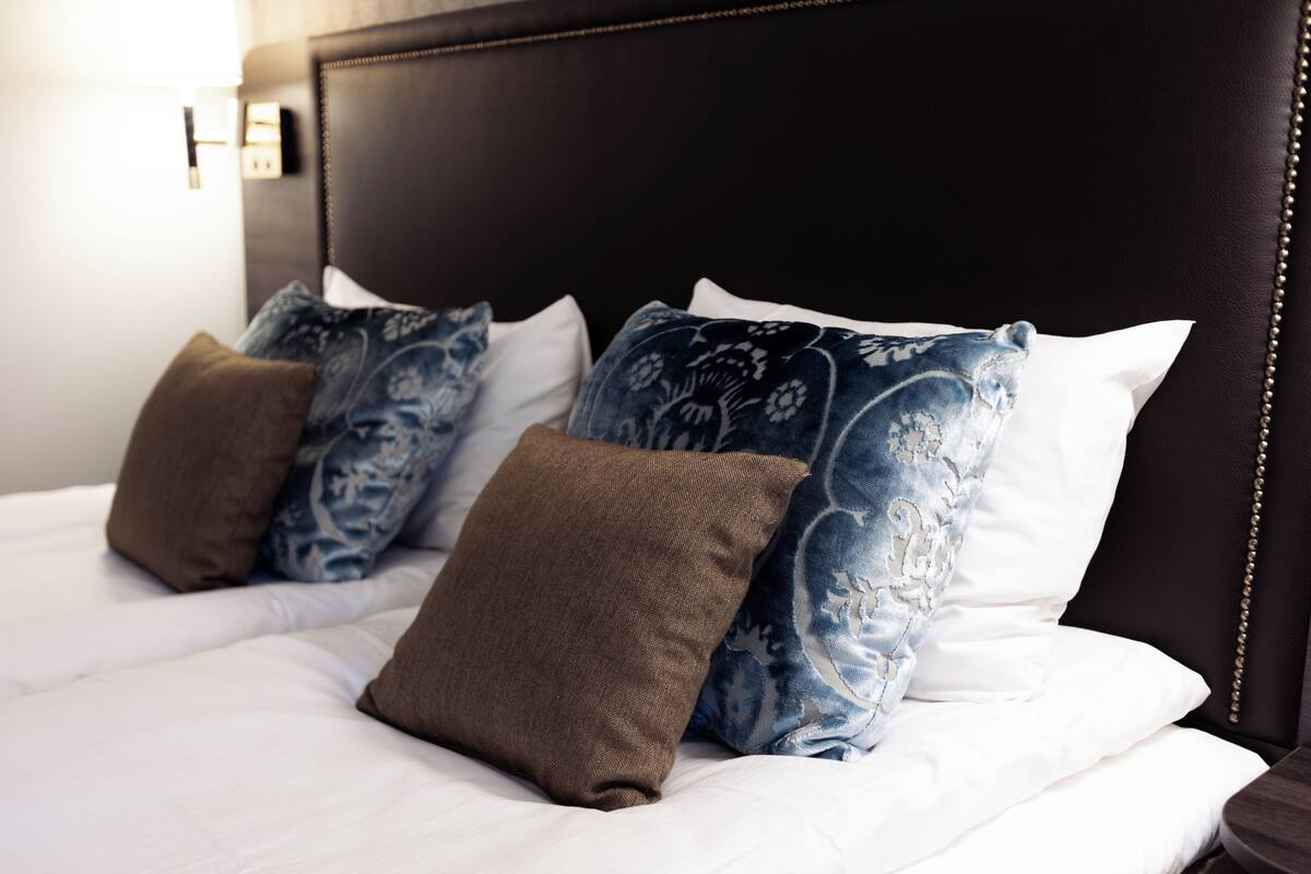 standard double room (pluss) | desk, free wifi, bed sheets