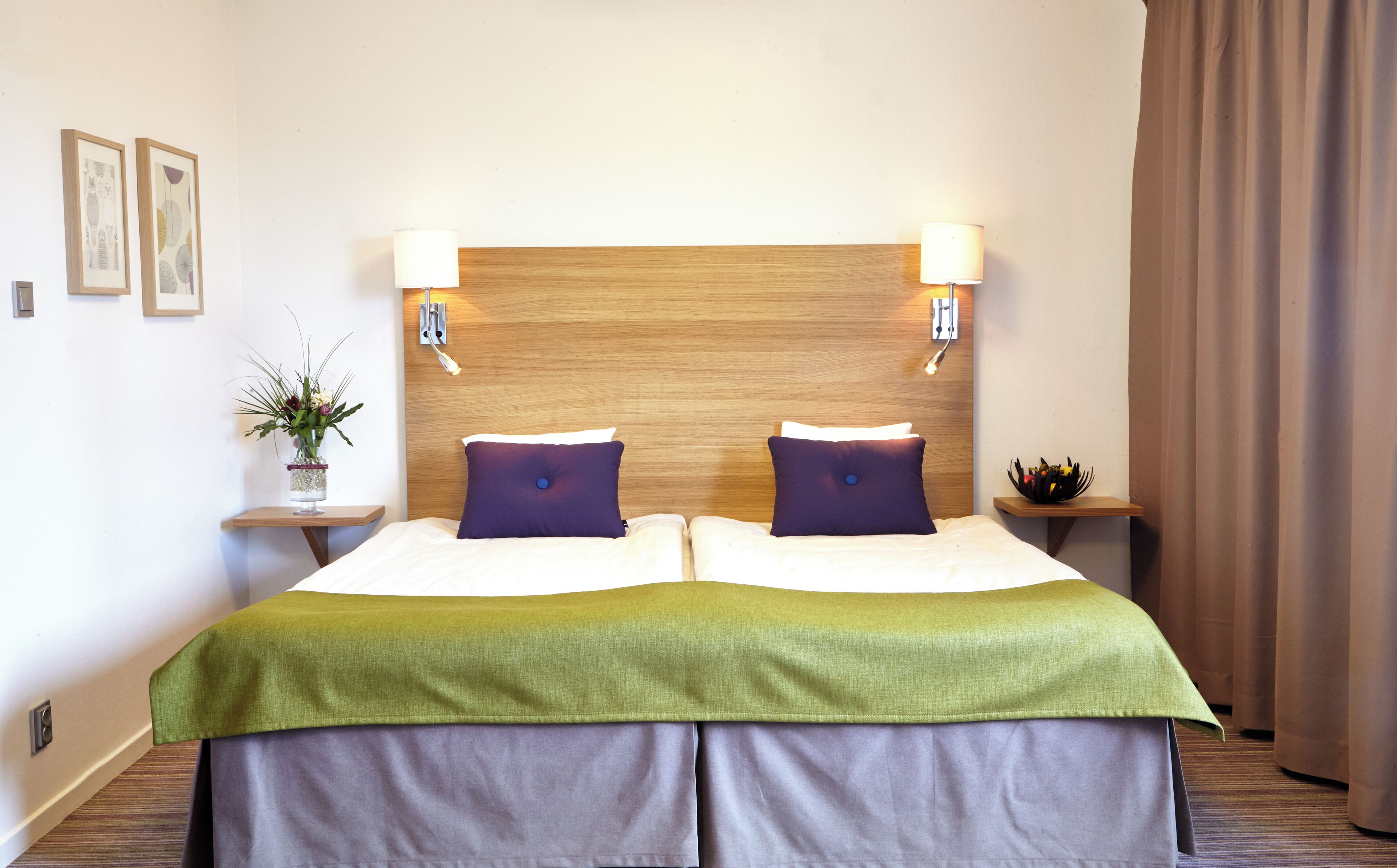 Schreibtisch, Verdunkelungsvorhänge, Bügeleisen/Bügelbrett