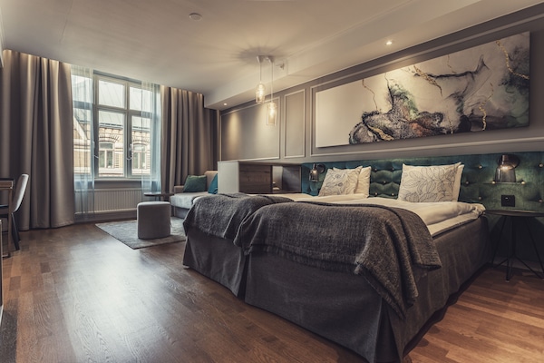 Superior-Doppelzimmer | Hochwertige Bettwaren, Schreibtisch, laptopgeeigneter Arbeitsplatz