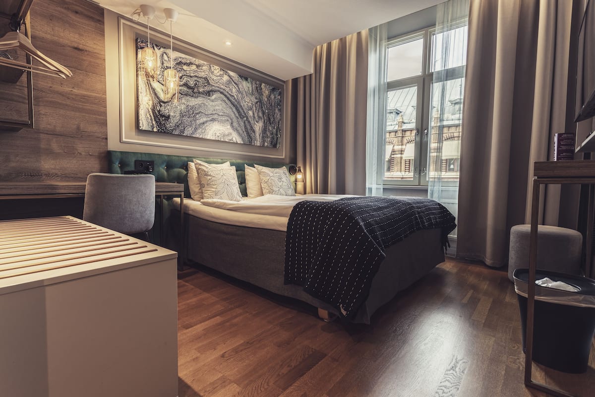 Standard-Doppelzimmer | Hochwertige Bettwaren, Schreibtisch, laptopgeeigneter Arbeitsplatz
