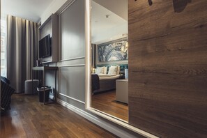 Standard-Doppelzimmer | Hochwertige Bettwaren, Schreibtisch, laptopgeeigneter Arbeitsplatz