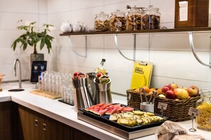 Café da manhã com buffet grátis todos os dias