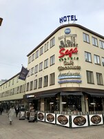 Un hotel con un letrero que dice "Hotel" y "Best Western".