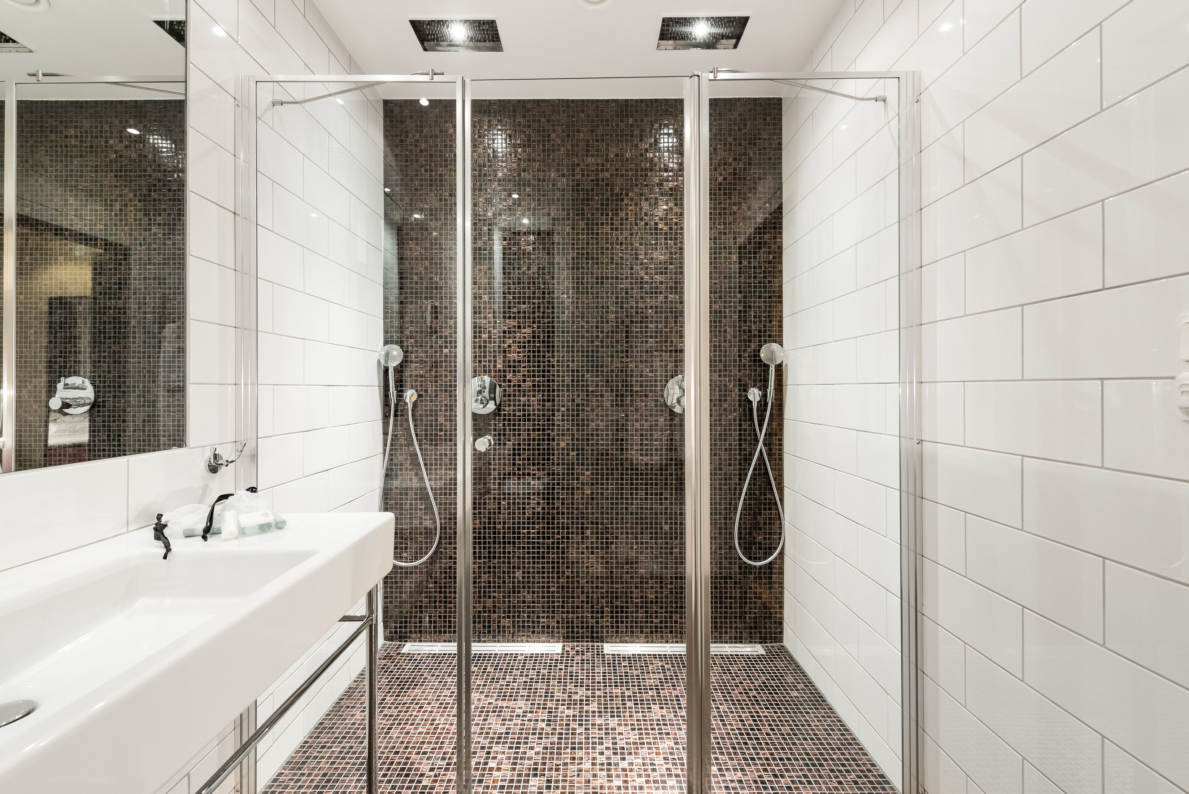 deluxe room, 1 double bed | bathroom | free toiletries, hair dryer, towels