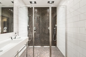 Deluxe Room, 1 Double Bed | Bathroom | Free toiletries, hair dryer, towels
