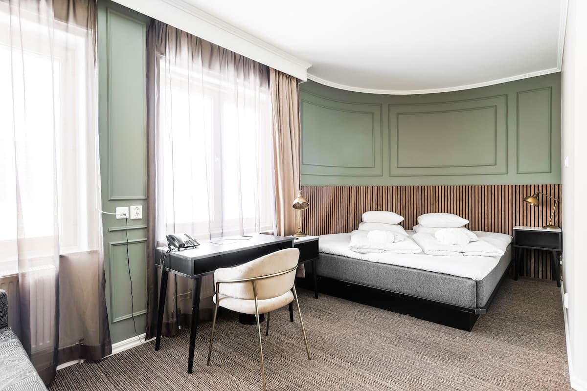 hypo-allergenic bedding, in-room safe, desk, iron/ironing board