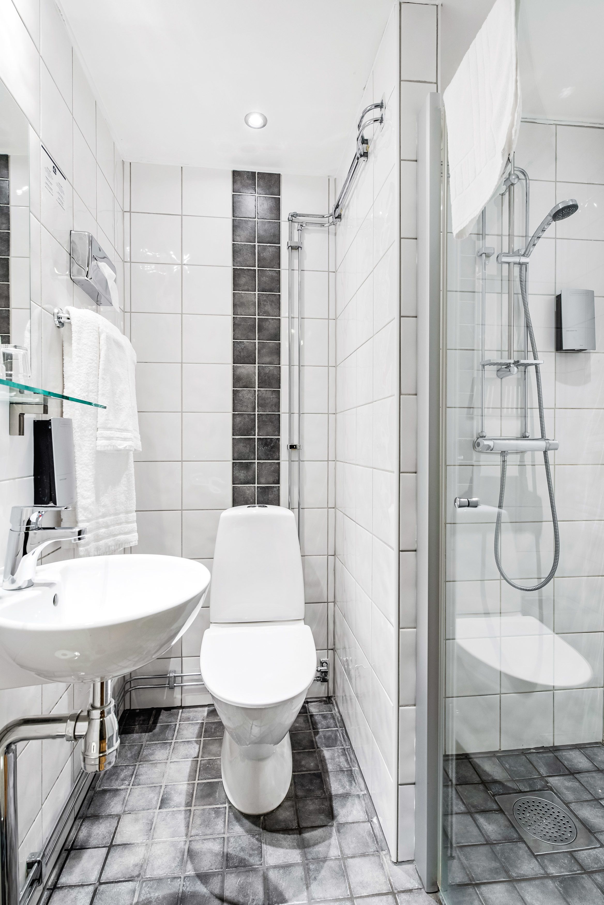 family room, 1 double bed, non smoking | bathroom | free toiletries, hair dryer, towels