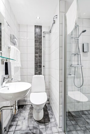 Quarto família, 1 cama de casal, para não fumantes | Banheiro | Produtos de toalete grátis, secador de cabelo, toalhas de banho 