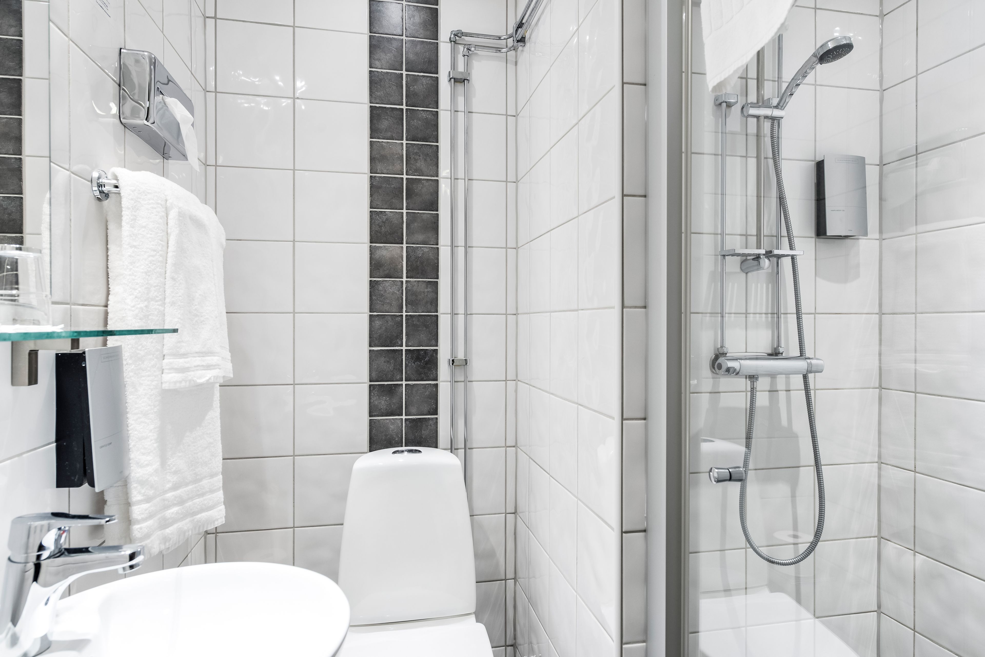 standard room, 1 double bed, non smoking (grandlit 140 cm bed) | bathroom | free toiletries, hair dryer, towels