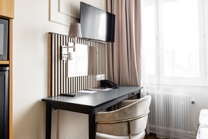 客房内保险箱、办公桌、熨斗/熨衣板、婴儿床