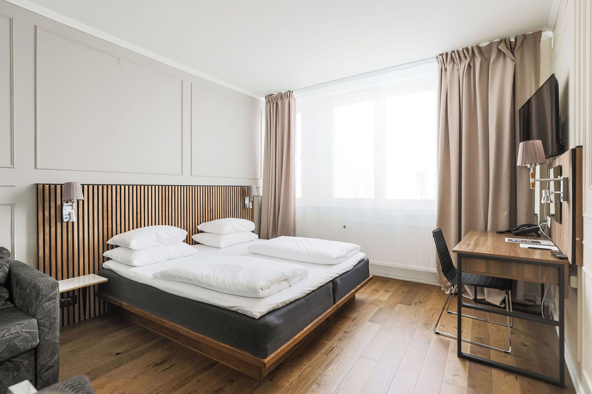 Habitació doble superior | Caixa forta a l'habitació, escriptori i planxa i posts de planxar 