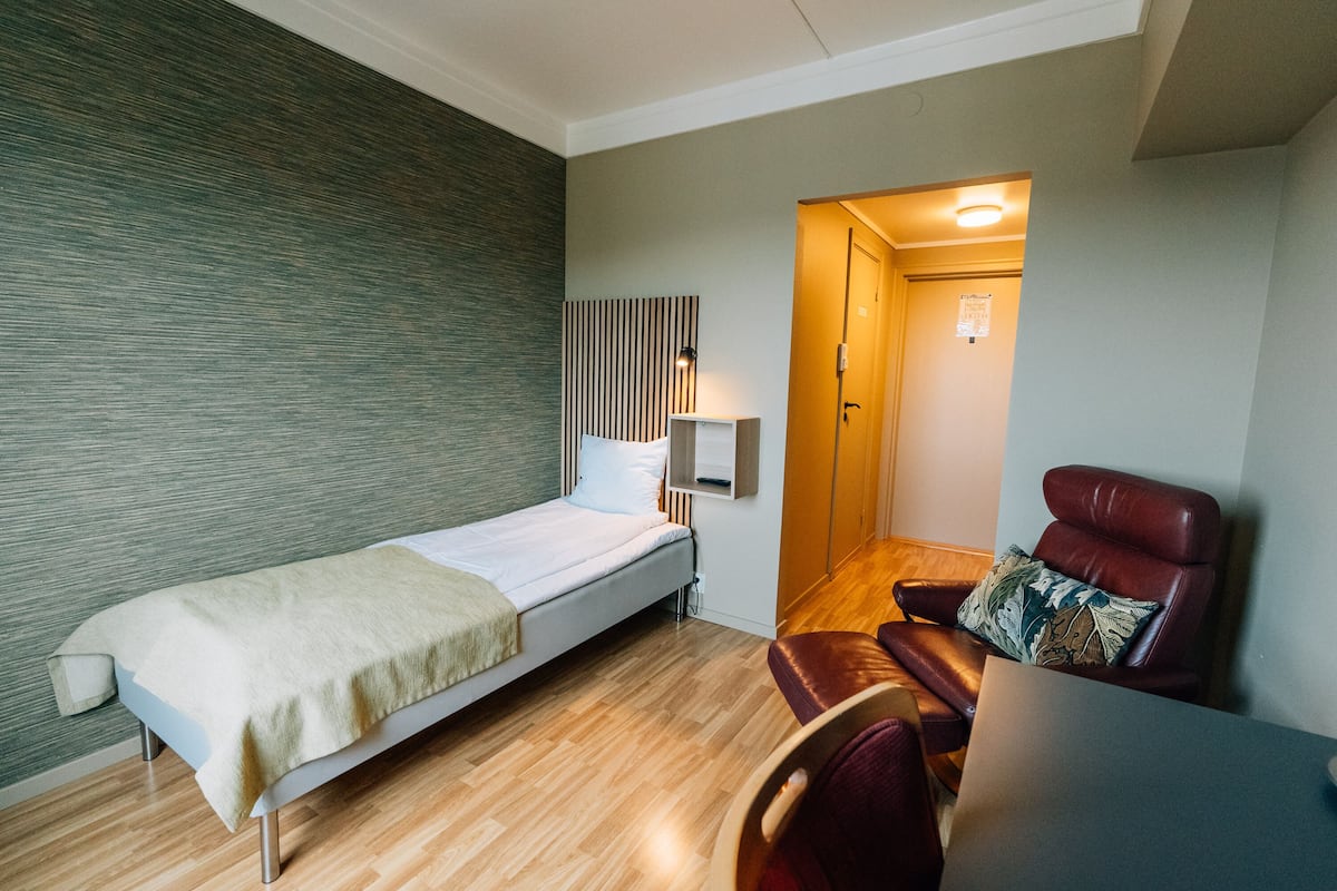 Standaard eenpersoonskamer | Hypoallergeen beddengoed, een bureau, gratis wifi, beddengoed