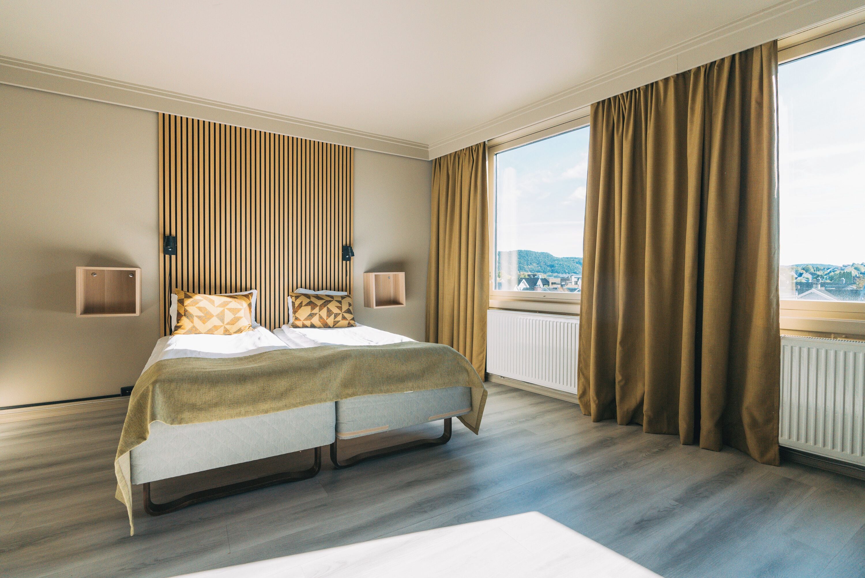 スーペリア ダブルルーム シティビュー | 低刺激性寝具、デスク、WiFi (無料)、ベッドシーツ