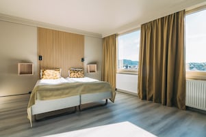 Ropa de cama hipoalergénica, escritorio, wifi gratis y ropa de cama