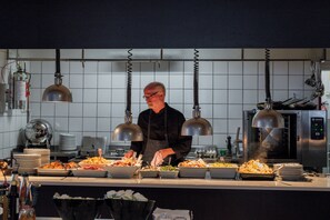 Coffee/tea maker, electric kettle