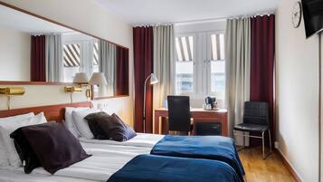 Standardrum - 2 enkelsängar - icke-rökare | Allergitestade sängkläder, skrivbord och arbetsyta för laptop