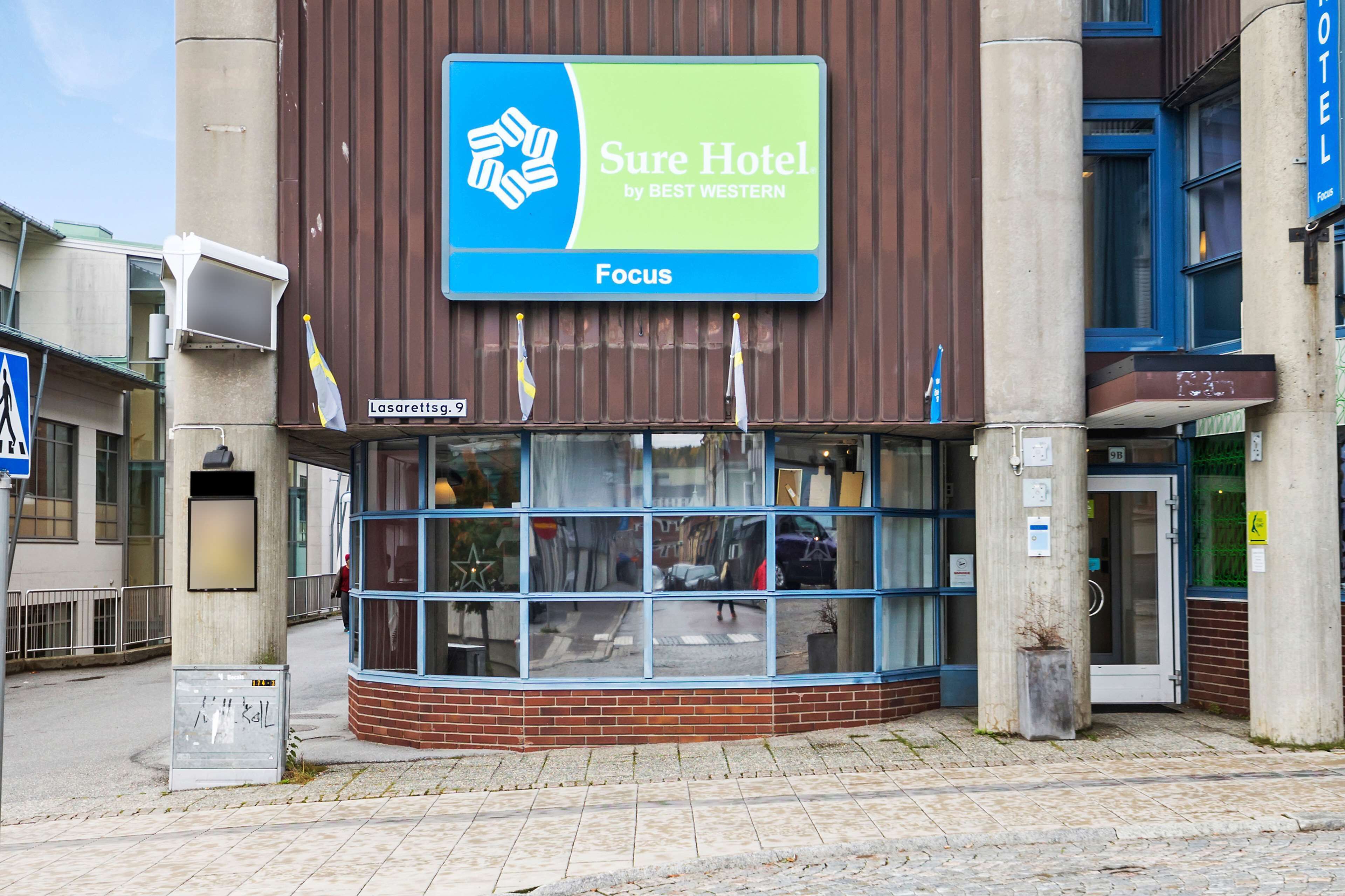 Ein Best Western Focus Hotel mit großen Fenstern und einer Ziegel-Fassade.
