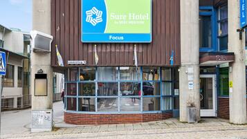 Ein Best Western Focus Hotel mit großen Fenstern und einer Ziegel-Fassade.
