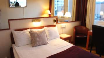 Allergitestade sängkläder, skrivbord och arbetsyta för laptop