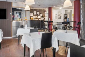 Free buffet breakfast 