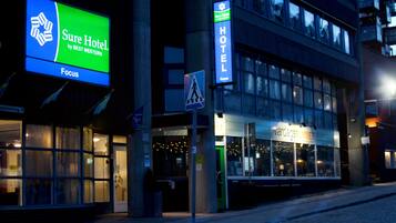 Voorkant accommodatie - avond/nacht