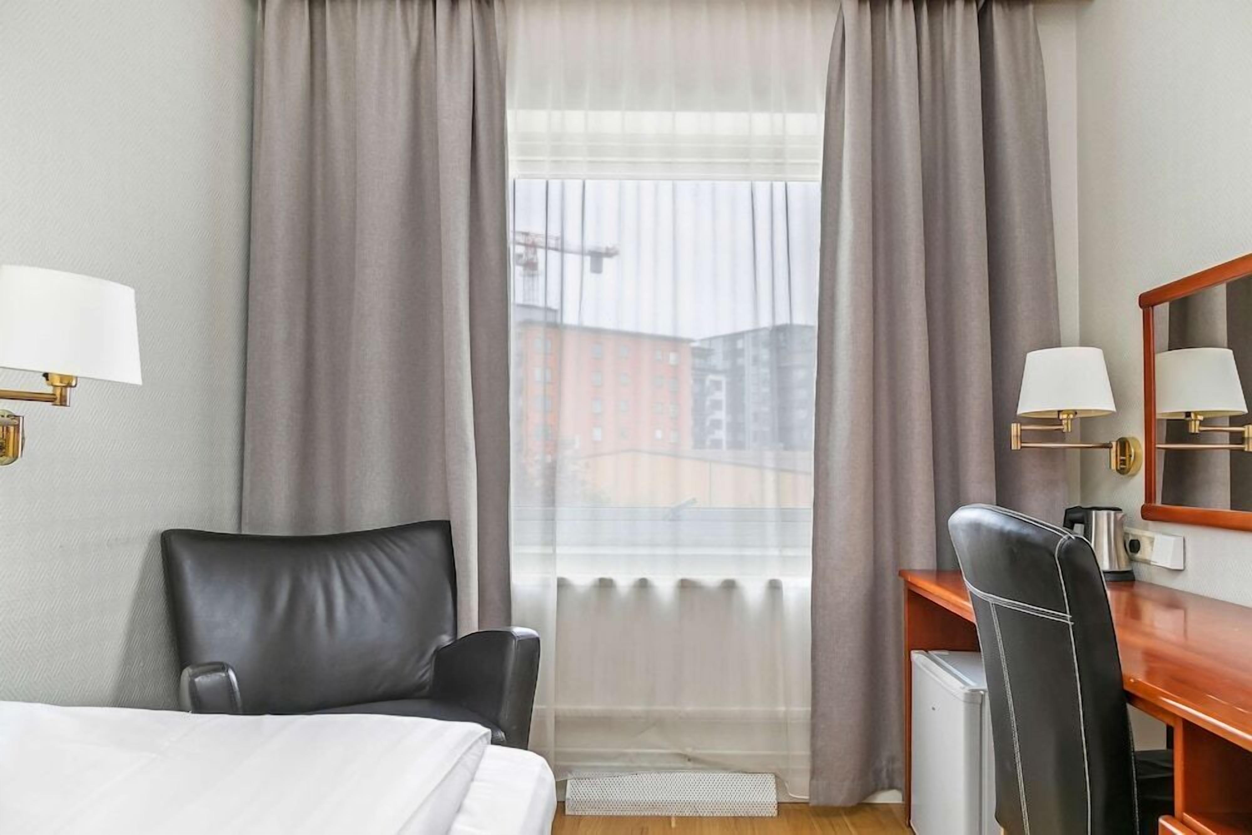 Iron/ironing board, free WiFi, bed sheets, alarm clocks