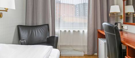 Escritorio, tabla de planchar con plancha, wifi gratis y ropa de cama