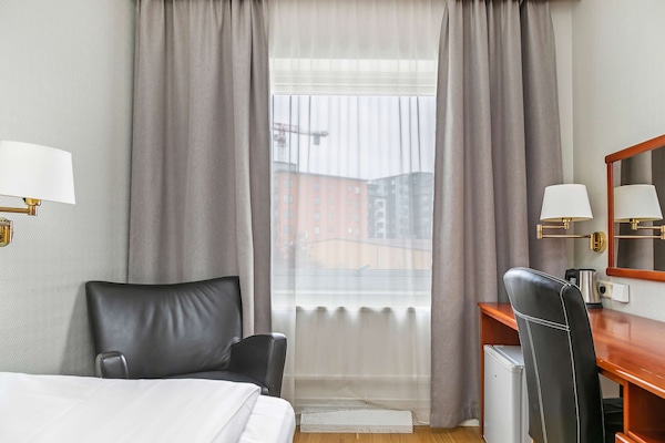 مكتب ومكواة/لوح كي وواي فاي مجانًا وملاءات أسرّة