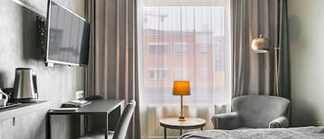 Quarto casal econômico | Escrivaninha, ferros/tábuas de passar roupa, Wi-Fi de cortesia