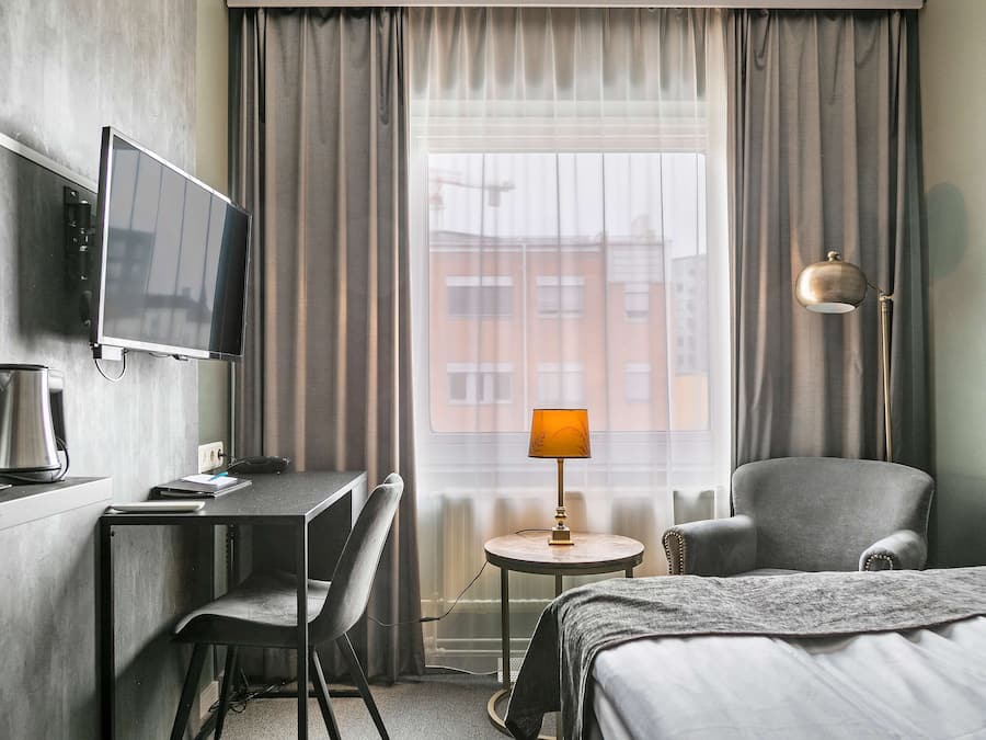 Escritorio, tabla de planchar con plancha, wifi gratis y ropa de cama