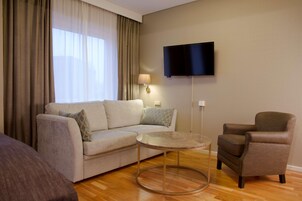 Escritorio, tabla de planchar con plancha, wifi gratis y ropa de cama 