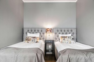 Quarto duplo superior | Escrivaninha, ferros/tábuas de passar roupa, Wi-Fi de cortesia