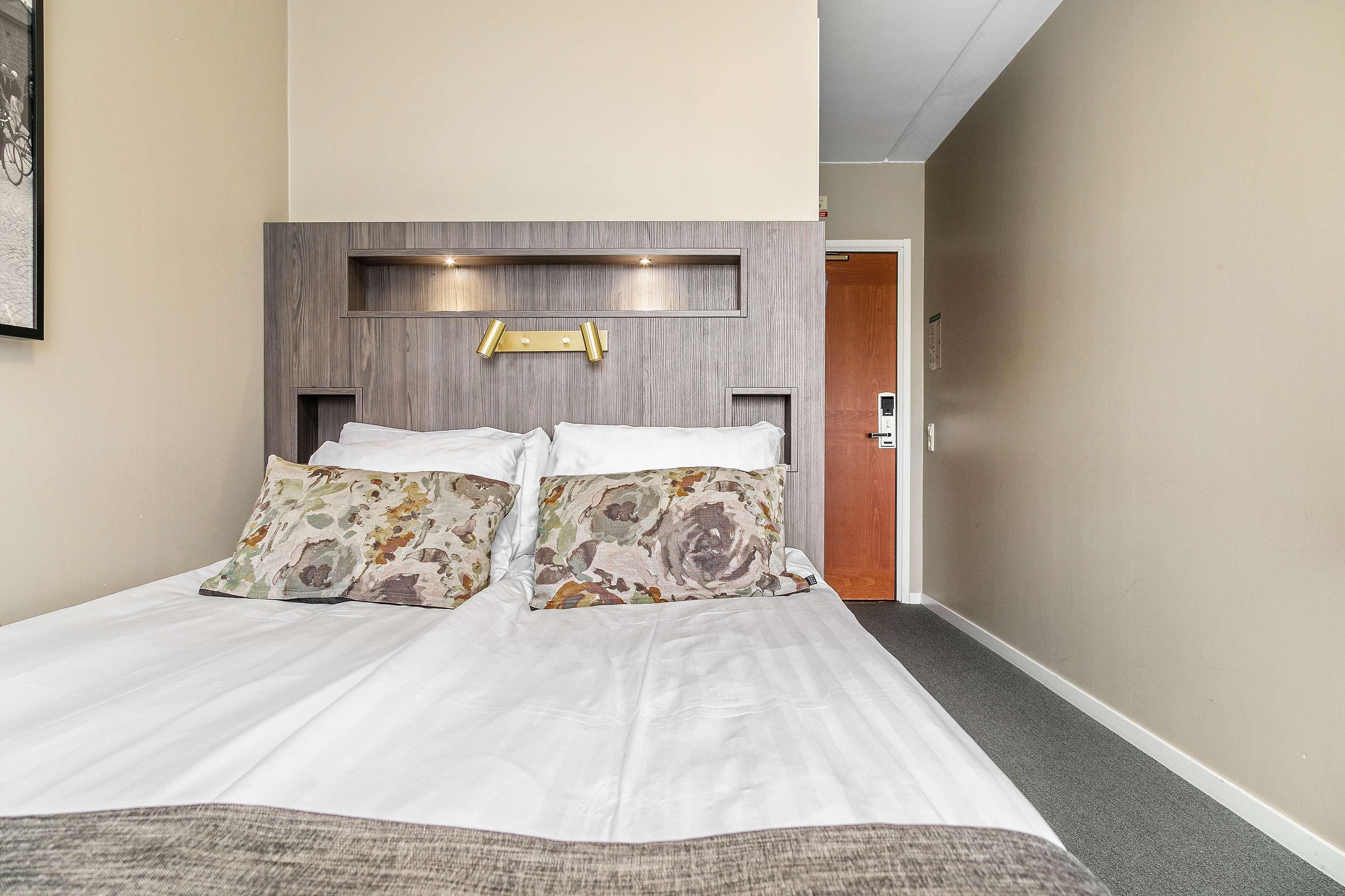 مكتب ومكواة/لوح كي وواي فاي مجانًا وملاءات أسرّة