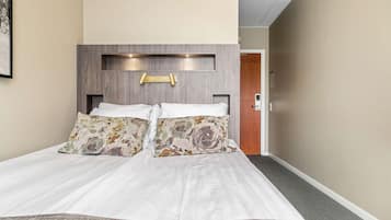 Skrivebord, strykejern/-brett, wi-fi (inkludert) og sengetøy