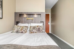 Skrivebord, strykejern/-brett, wi-fi (inkludert) og sengetøy