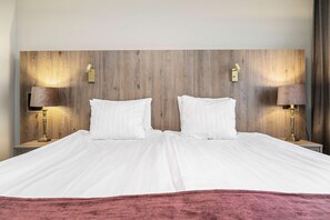 Bureau, fer et planche à repasser, lits bébé (gratuits)