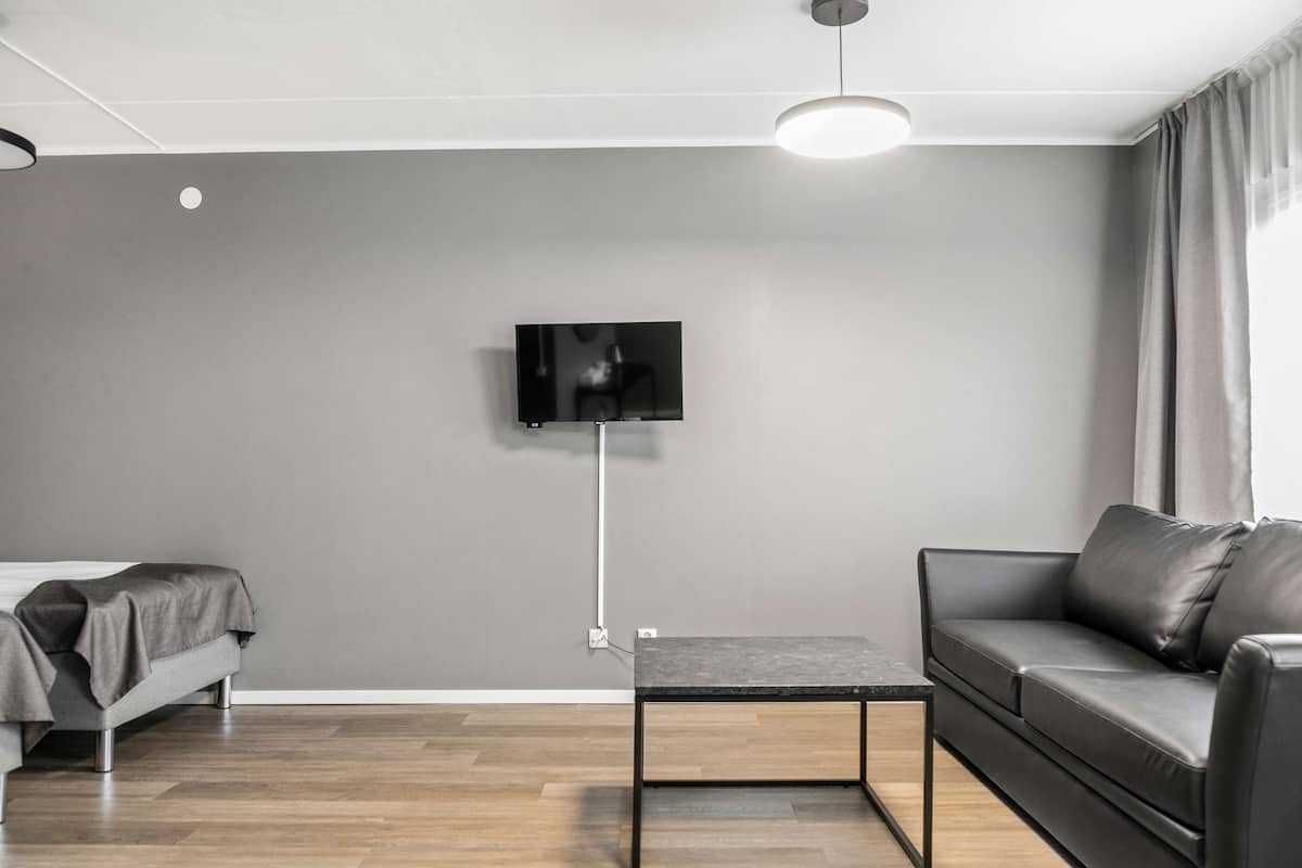 Habitación superior con 2 camas individuales | Escritorio, tabla de planchar con plancha, wifi gratis y ropa de cama