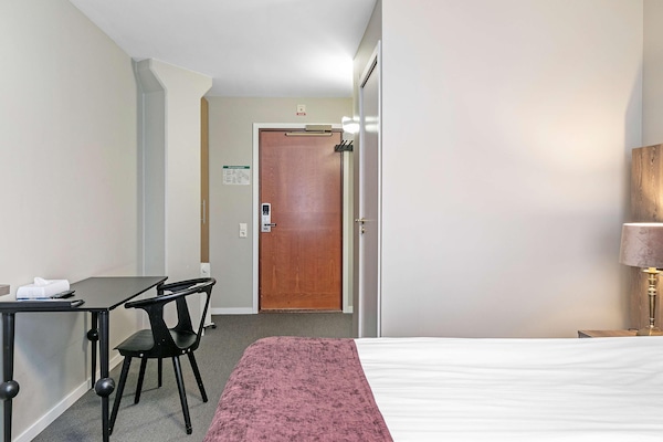 Schreibtisch, BĂŒgeleisen/BĂŒgelbrett, kostenloses WLAN, BettwĂ€sche