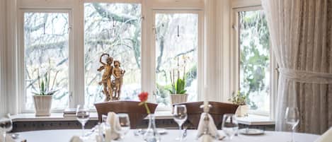 Breakfast, lunch, dinner served; garden views