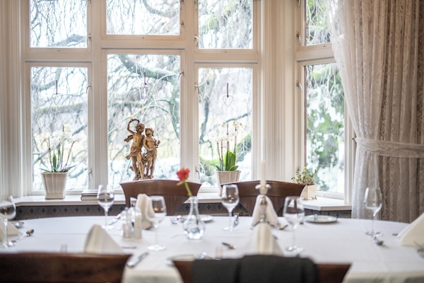 Breakfast, lunch, dinner served; garden views