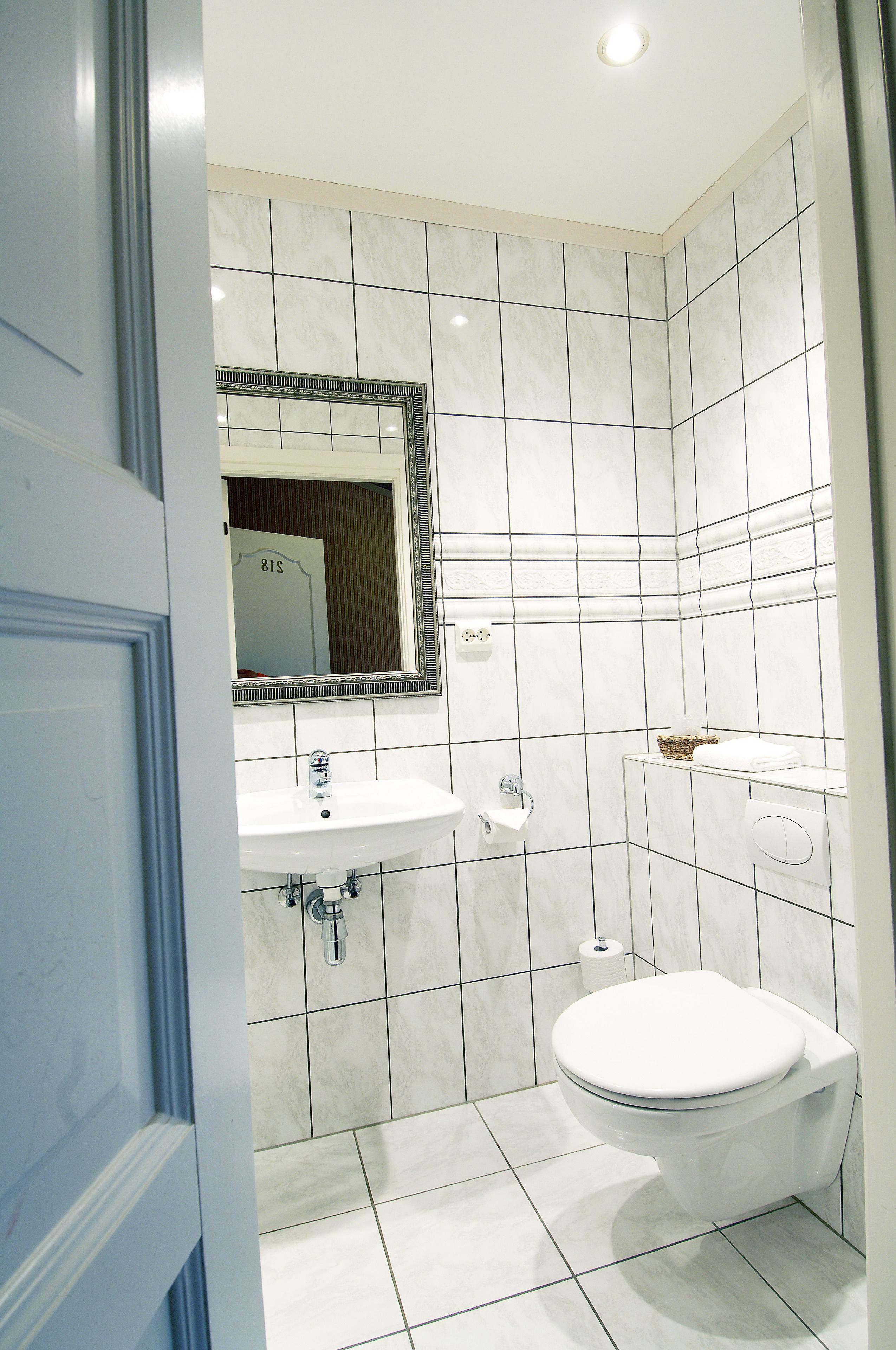 standard single room | bathroom | free toiletries, hair dryer, towels