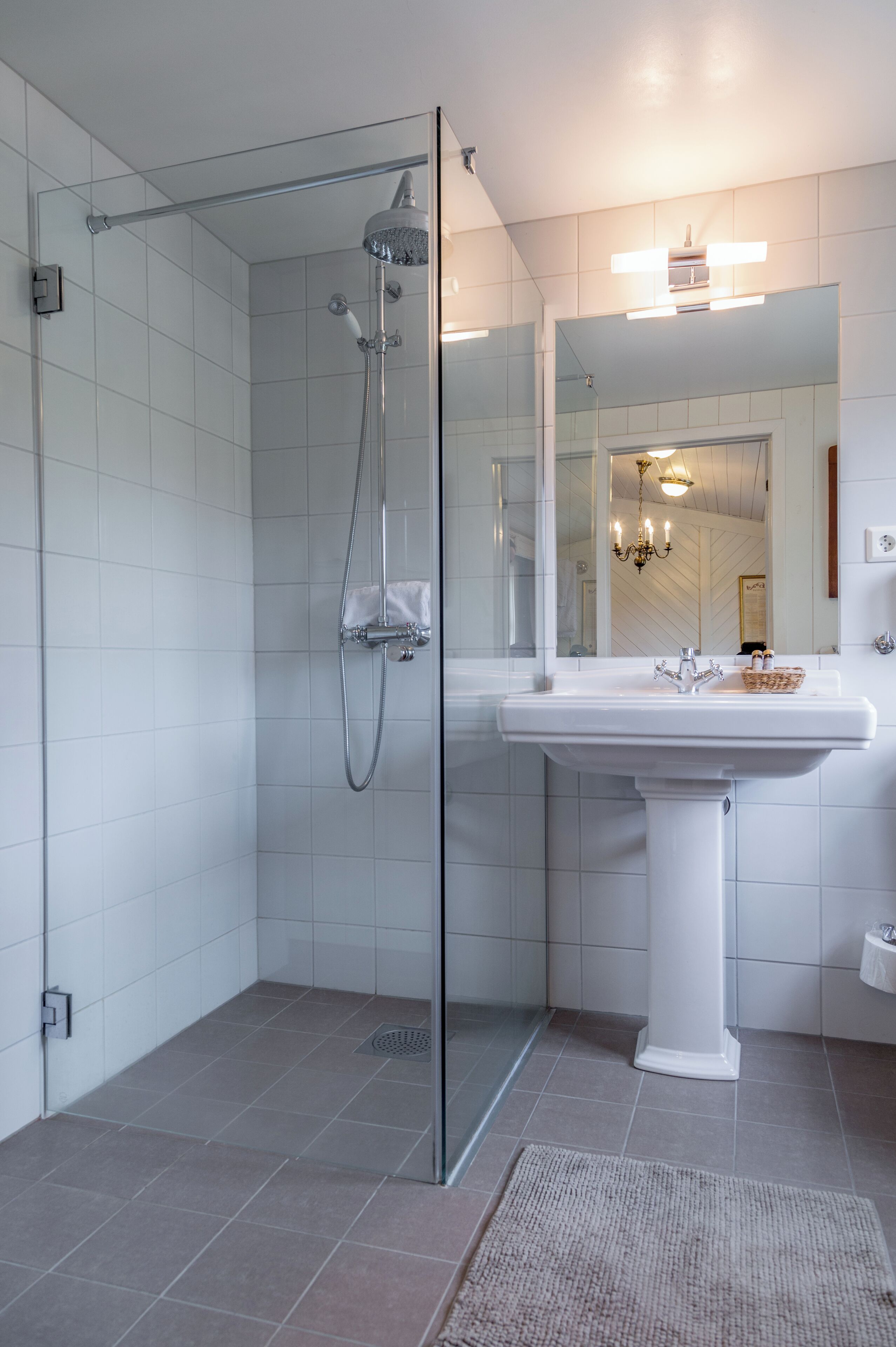 junior suite | bathroom | free toiletries, hair dryer, towels