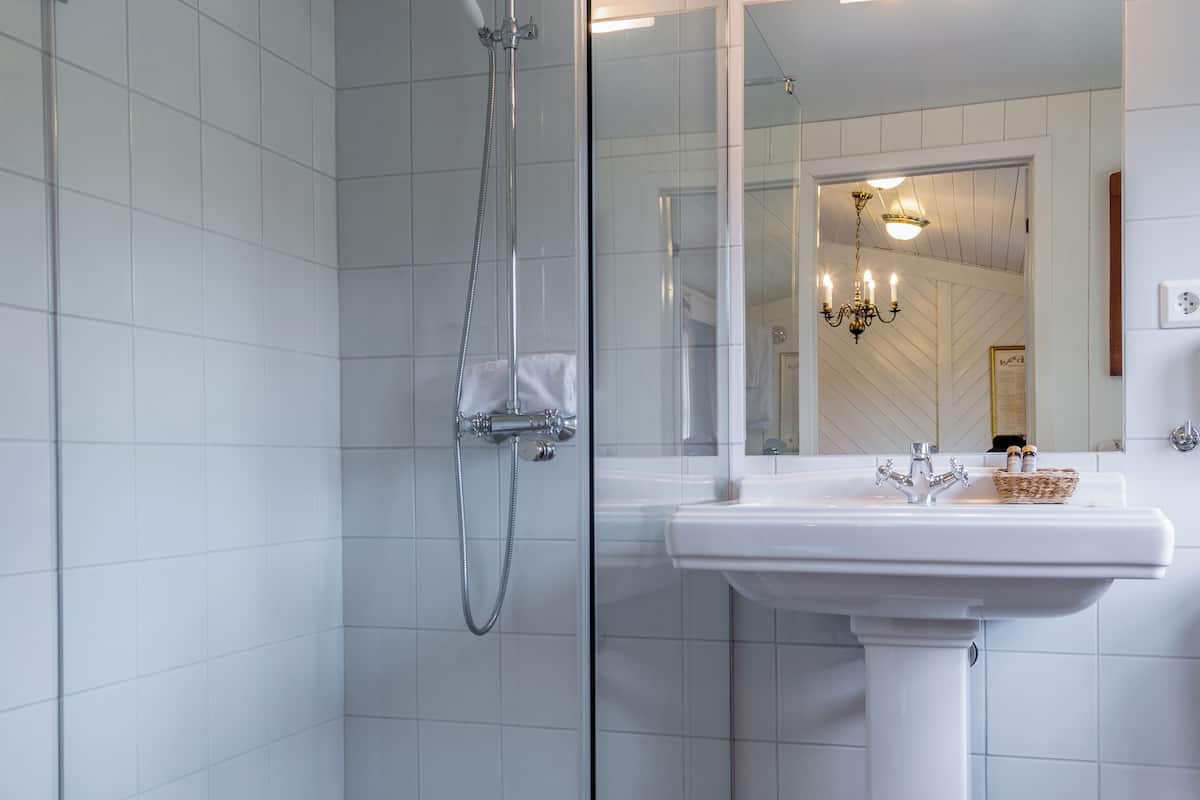 junior suite | bathroom | free toiletries, hair dryer, towels