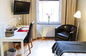 スタンダード シングルルーム | 客室ごとに異なる装飾、客室ごとに異なるインテリア、デスク、ノートパソコン用作業スペース