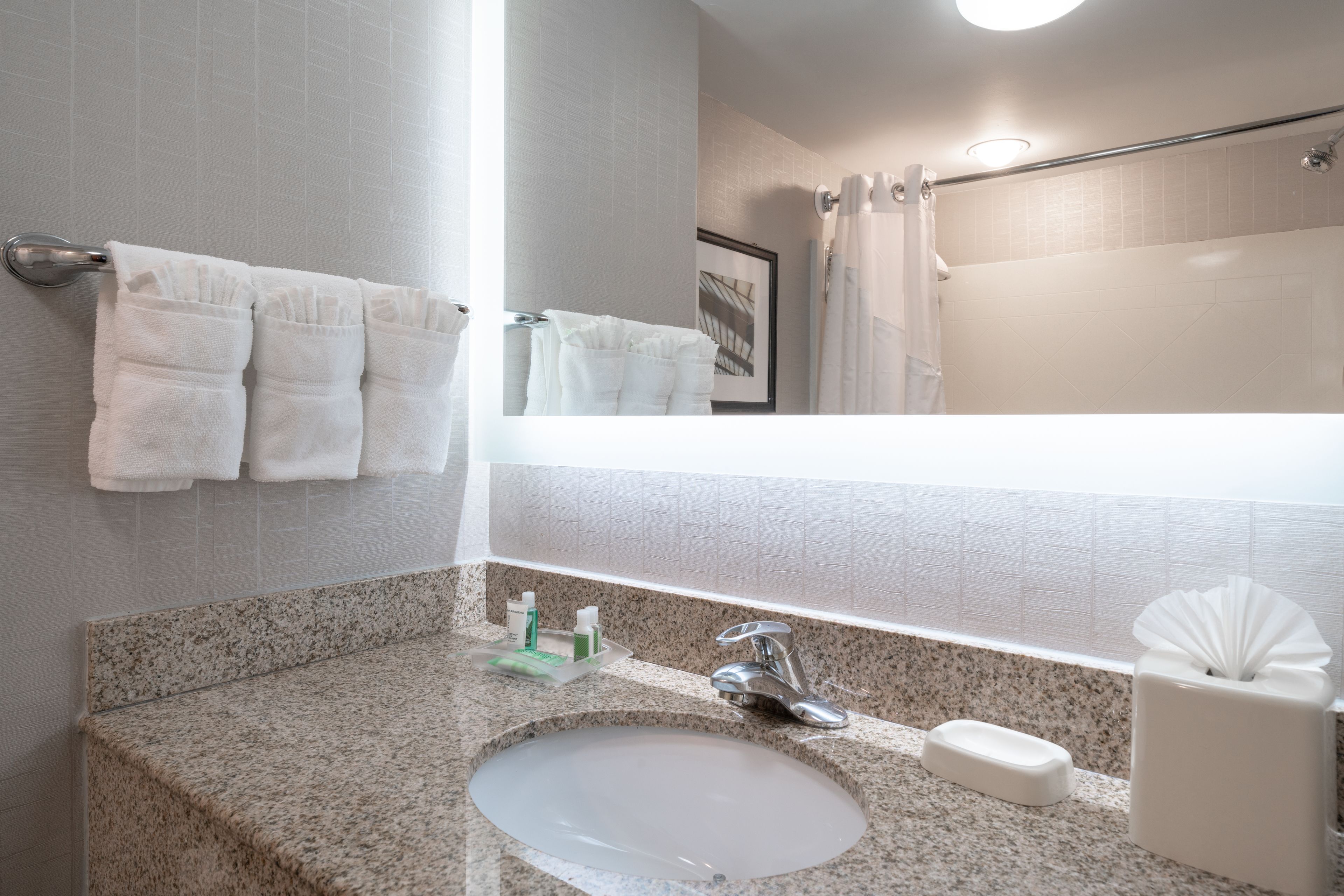 combined shower/bathtub, hair dryer, towels