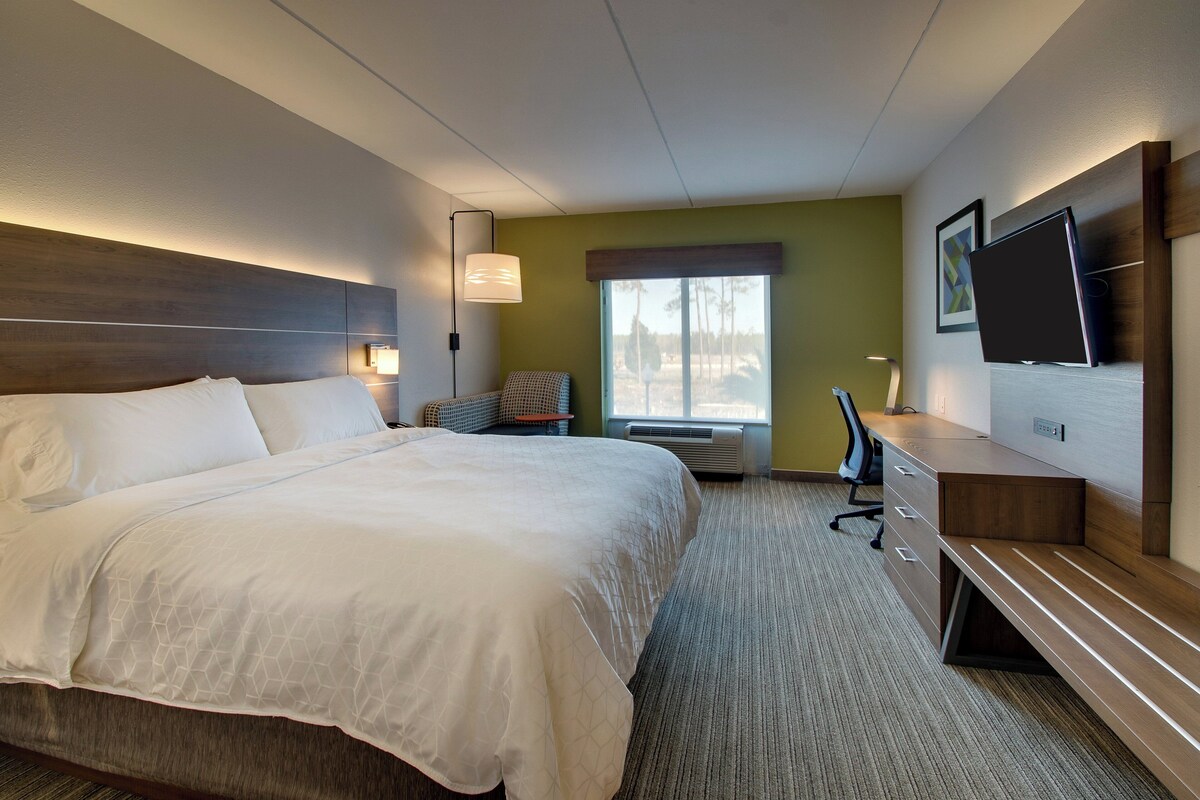 Standard Room, 1 King Bed | In-room safe, desk, iron/ironing board, free cots/infant beds